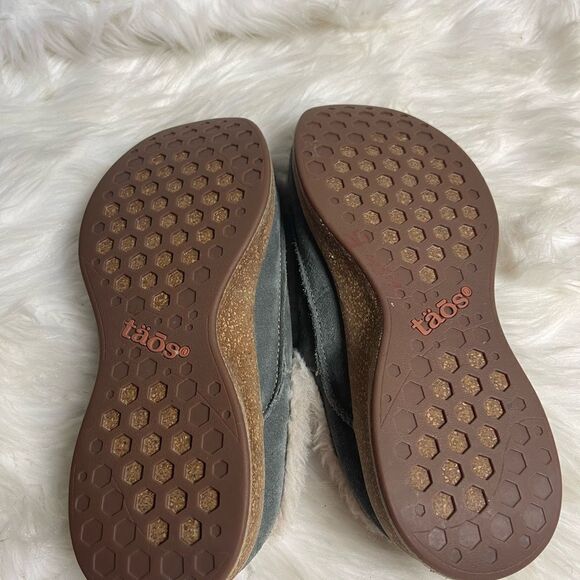 Taos Future leather Suede gray open back clogs with faux fur lining size 8 - Picture 7 of 7